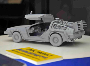 まだ原形の状態のアオシマの『デロリアン』