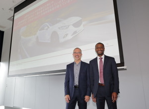 日本TI（テキサツ・インスツルメンツ）社長のサミュエル ヴィカーリ氏と米国TI本社のシニア ヴァイスプレジデントでマーケティング担当のキースC.オグボーニイーヤ氏