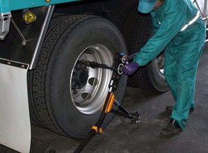 TW2なら「一人で・楽に・正確に・安価で」大型車のホールナットのトルク管理が行える