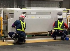 ホームドア設置作業の様子。見学会当日は京浜東北線用の2番線ホームでの工事用車両による搬入から設置までの作業を、線路を挟んだ反対側の3番線ホームから見学。設置終了後は線路上からホームドアを見学できる。