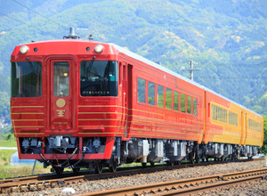 JR四国の『伊予灘ものがたり』。3号車のフィオーレスイートは最後部の車両。