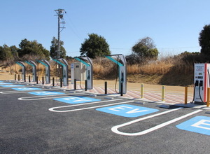 新東名・浜松サービスエリア（下り）の150kW級急速充電器（写真右）・6口マルチタイプ急速充電器（写真左）