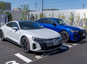 超急速EV充電器「Hypercharger（ハイパーチャージャー）」と2台のアウディ e-tron。
