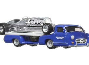 「1955 メルセデス・ベンツ・ブラウエス・ヴンダー」はメルセデスの伝説的レーシングカーを運び、青い奇跡（ブルーワンダー）を意味する名を持つ積載車