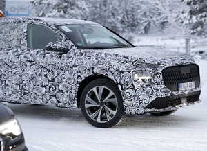 アウディ Q7 次期型と見られるプロトタイプ車両（スクープ写真）
