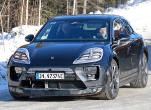ポルシェ『マカンEV』の姿をしたアウディ 『Q8 e-tron』次期型プロトタイプと思われる車両（スクープ写真）