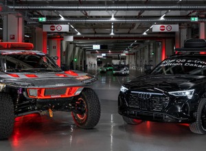 アウディ Q8 e-tron エディション・ダカール（右）