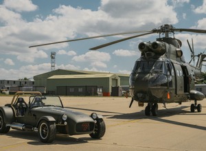 ケータハム・セブン360Rのカスタムモデルと英国空軍の「Puma HC2」ヘリコプター