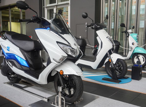 「バイクの日」イベントに展示されたスズキ、ホンダ、ヤマハの電動バイク（2024年8月19日、秋葉原UDX）