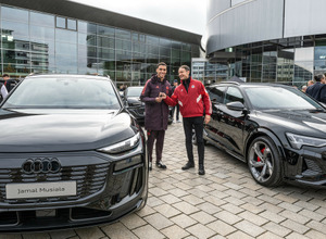 アウディが独サッカー「FCバイエルン」選手らに電動車を納車