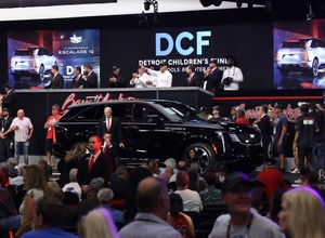 キャデラック・エスカレードIQの量産第一号車が55万ドルで落札