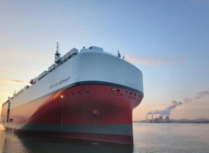 川崎汽船の液化天然ガス（LNG）を主燃料とする7000台積み自動車専用船「PONTUS HIGHWAY」