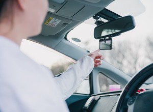 ドラレコ付き自動車保険の契約者が大きな衝撃を伴う事故に遭った際、最短1日で保険金支払いが可能に（写真はイメージ）