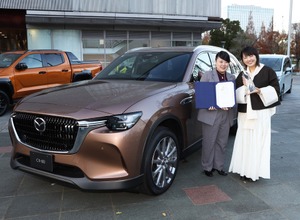 グランプリのマツダCX-80と担当デザイナー