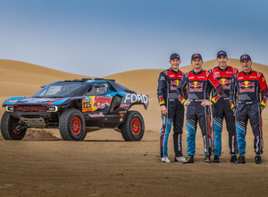 フォードが専用マシン『ラプターT1＋』と「ドリームチーム」でダカールラリー2025に参戦