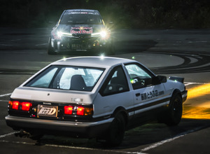 レッドブル・ジャパンが『頭文字D』とコラボ、ロバンペラの『GRカローラ』と藤原拓海の『AE86』が峠でバトル…東京オートサロン2025