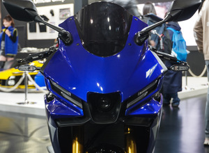 ヤマハ発動機が東京オートサロン2025でサプライズ公開した新型バイク。写真はYZF-R3 2025年モデル。