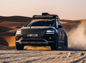ジャッキー・イクスがジェネシスGV80デザートエディションでダカールラリー2025を完走