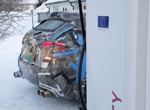 充電するフェラーリBEVのプロトタイプ