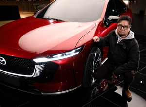 マツダ EZ-6とマツダデザイン本部チーフデザイナーの岩内義人さん