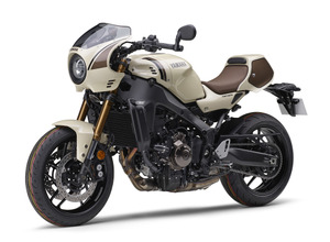 前後カウルを装着したアイボリーのXSR900 2025年モデル
