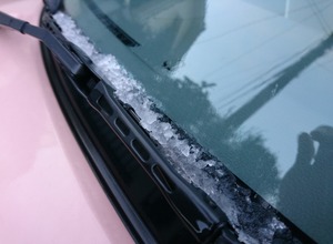 フロントガラスに積もった雹（ひょう）
