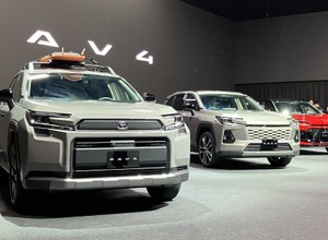 トヨタ RAV4 新型、向かって左からWoodland（Adventureの北米仕様）CORE、GR SPORT