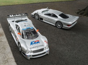 メルセデスベンツ『CLK GTR』（左）と『CLK GTRクーペ』