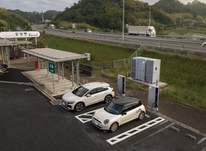 ハイウェイオアシス富楽里に国内高速道路初の従量課金制EVチャージステーション開設