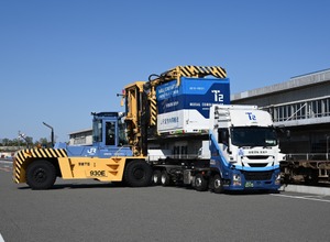 自動運転トラックと貨物鉄道によるモーダルコンビネーションを実証