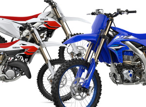 3年ぶりにフルモデルチェンジするヤマハ YZ450F（手前）と、70周年記念モデル