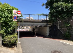 制限1.6m、第2八右エ門ガード。一方通行なのでこちら側に標識はない