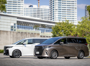 トヨタ ヴェルファイア Zプレミア（左）とアルファード Z（右）