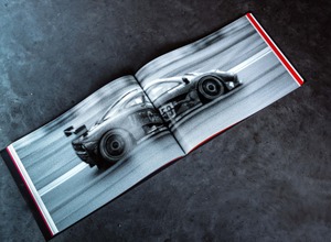 ル・マン24時間レースで優勝したマクラーレン『F1 GTR』を収めた写真集「Jet Black 59」