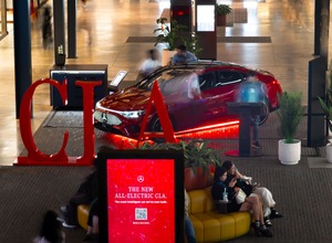メルセデスベンツ『CLA』新型が英ロンドンのバタシー発電所に登場