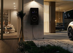 エリが開発したモジュラー・ソフトウェア・プラットフォームを介して家庭用太陽光発電システムと電気自動車を接続する11kWのウォールボックス