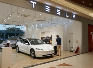 千葉市稲毛区にオープンした「テスラ千葉稲毛」。ショッピングモール「ワンズモール」内にあるので、買い物がてら立ち寄れる