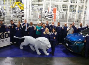 プジョー『3008』の累計生産台数が20万台達成