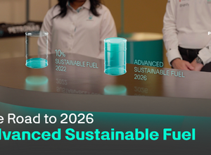 メルセデスAMGペトロナスがF1新燃料規則に向けた持続可能燃料開発現場を公開