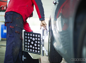 電子制御車の安全を支える!展示会で注目を集めたホイールアライメントの最新機器…AA九州2025