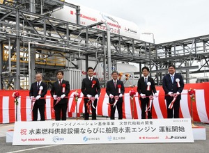 関係者によるテープカット式