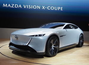 マツダ・ビジョン・クロスクーペ(ジャパンモビリティショー2025)。フェンダーのマークは映り込み