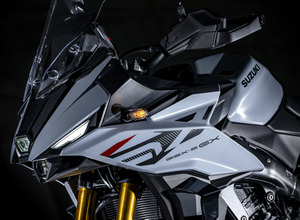 【スズキ GSX-S1000GX 試乗】これはアドベンチャーか、スーパースポーツか？ “翼”を得たスズキの異端児…伊丹孝裕