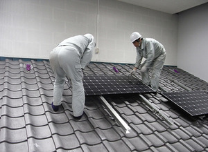 模擬屋根での太陽光発電システム施行研修