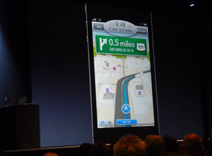 アップルの開発者向けイベントWWDC 2012（Apple World Wide Developpers Conference 2012）の基調講演、iOS 6のプレゼンテーションの様子。