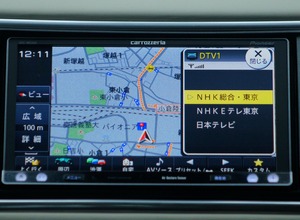 カロッツェリア 楽ナビ AVIC-MRZ009　エアージェスチャーで周囲のメニューを表示。右側に表示されるのはチェックウィンドウと呼ばれる情報表示用の小窓だ