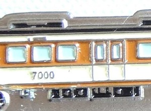 タオルマフラーのほかネクタイピンも発売される。7000系電車をモチーフにしている。