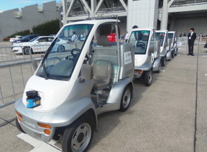 東京理科大学と産業総合研究所の共同研究による隊列自動運転ロボット