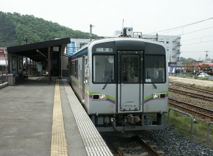 神辺駅で発車を待つ井原鉄道の列車。今回発売される「岡山・尾道おでかけパス」はJR線のほか井原鉄道と岡山電気軌道も利用できる。