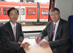 共同研究協定書に署名する鉄道総研の熊谷則道理事長とDBSTのHans Peter Lang社長。トンネル微気圧波の予測手法と評価手法について共同研究を行う。